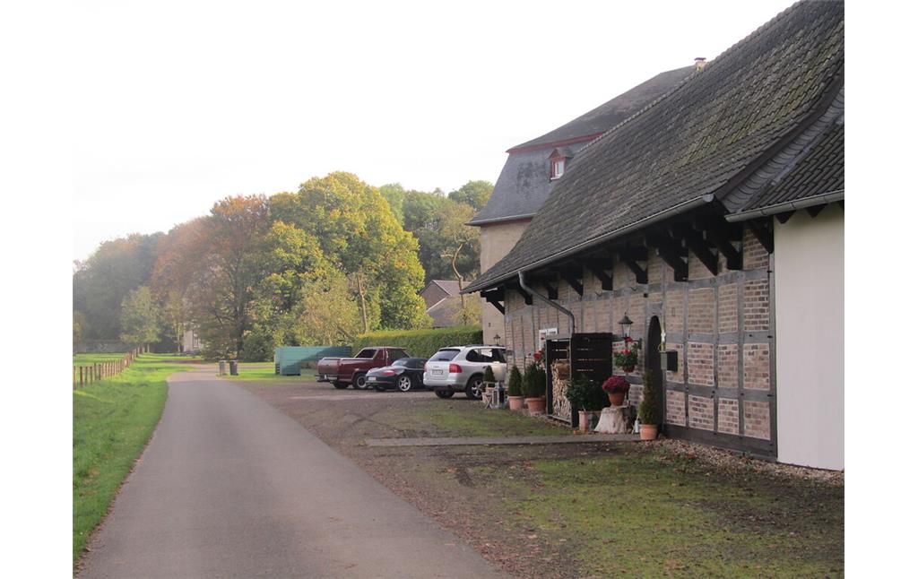 Klostermühle mit Wohnhaus hinter der Einfahrt zu Gut Capellen (2014)