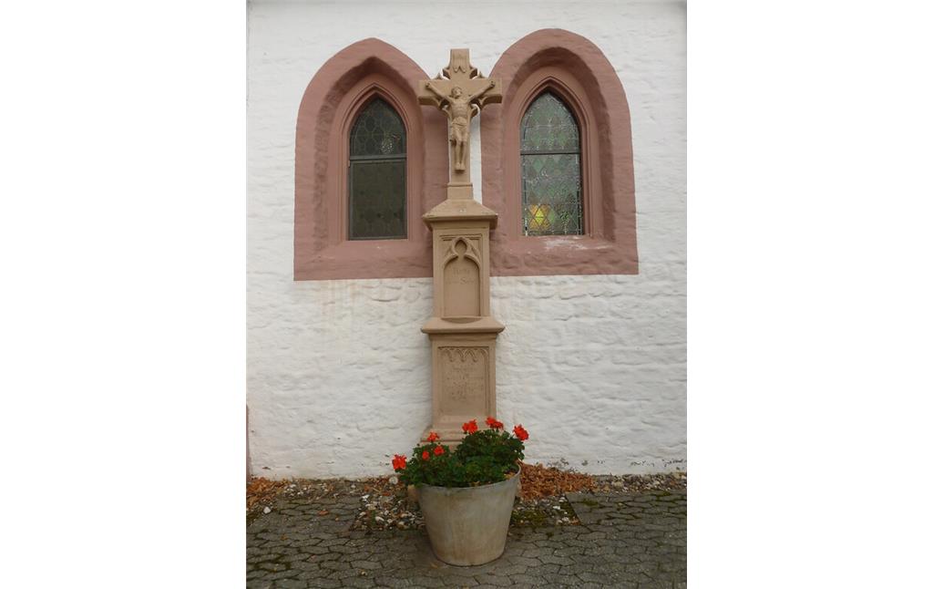Dieses Sandsteinkreuz befindet sich zwischen zwei gotischen Fenstern der Pfarrkirche St. Andreas in Glehn. (2014)