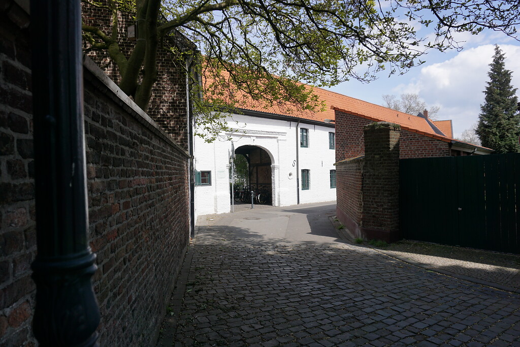 Historischer Ortskern Hüls (2021). Torgebäude zur ehemaligen Klausur (Frauenkloster).