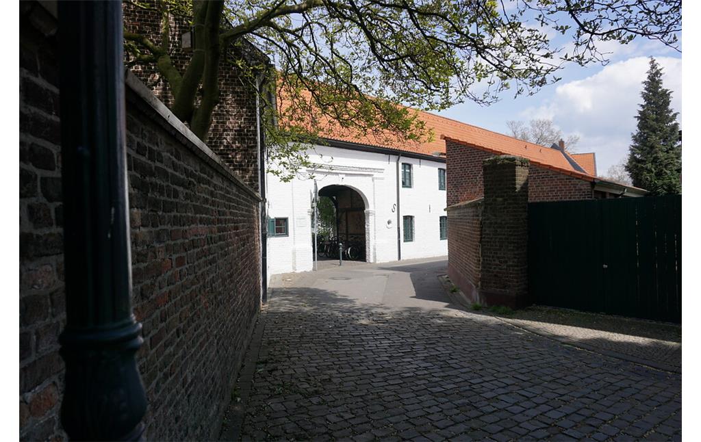 Historischer Ortskern Hüls (2021). Torgebäude zur ehemaligen Klausur (Frauenkloster).