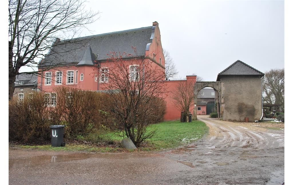 Toreinfahrt von Haus Breitmaar mit Herrenhaus und Wirtschaftsgebäude (2015).