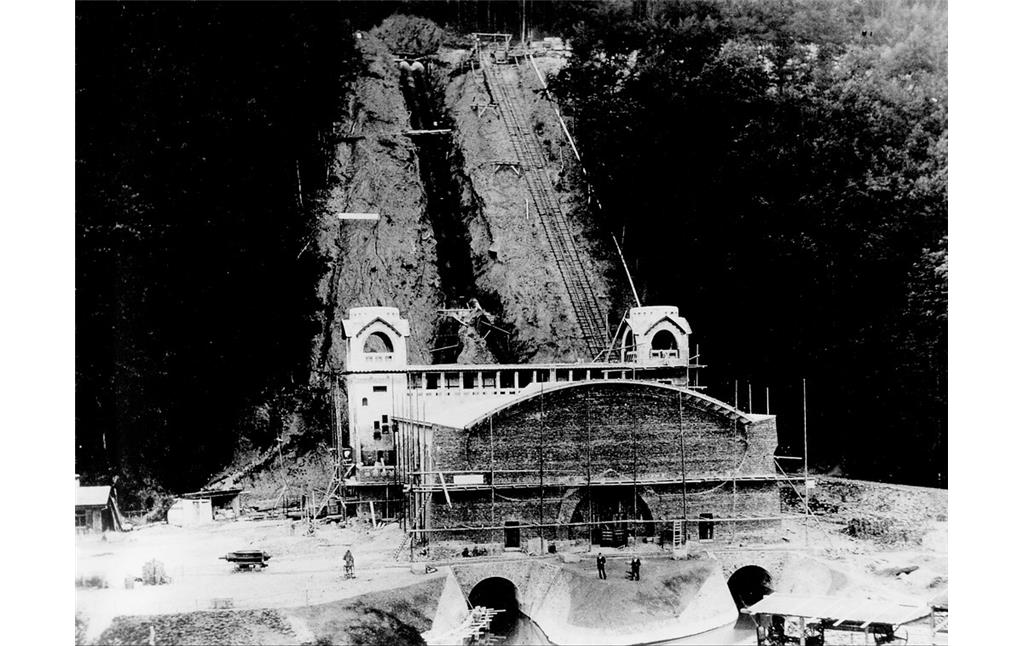 Das im Bau befindliche Jugendstilkraftwerk in Heimbach um 1900