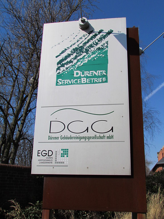 Firmenschild des Dürener Service Betriebs an der Zufahrt zum ehemaligen Zuckerfabrik-Gelände