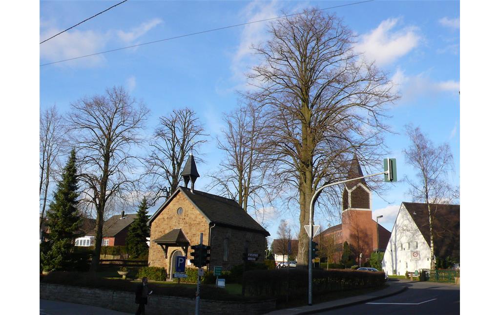 Die Rochuskapelle und die Kirche Sankt Rochus in Overath-Heiligenhaus (2007).