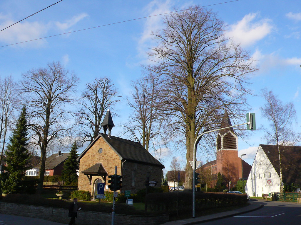 Die Rochuskapelle und die Kirche Sankt Rochus in Overath-Heiligenhaus (2007).
