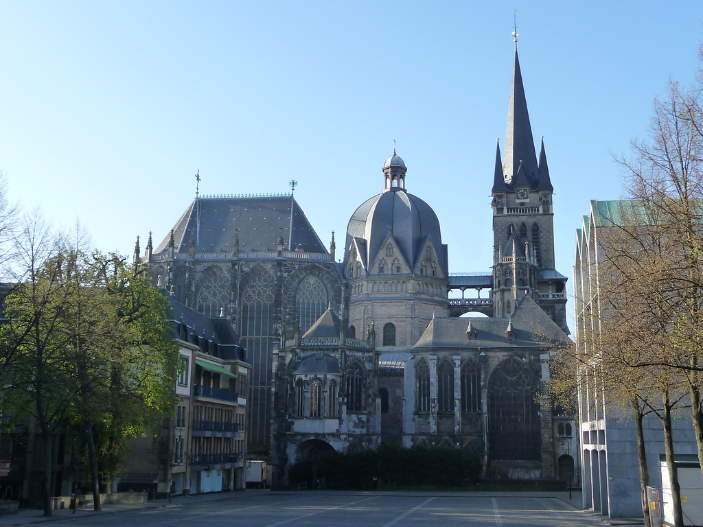 Der Aachener Dom vom nördlich gelegenen Katschhof aus gesehen (2010).