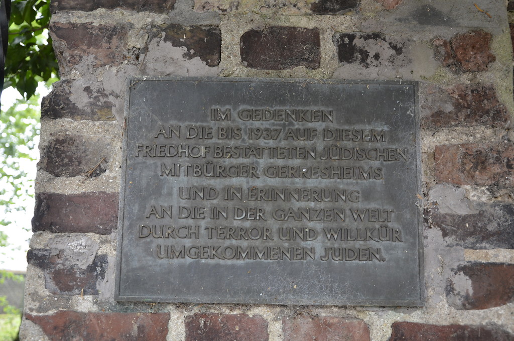 Gedenktafel am Eingangsbereich zum jüngeren Jüdischen Friedhof in der Mansfeldstraße in Düsseldorf-Gerresheim (2014).