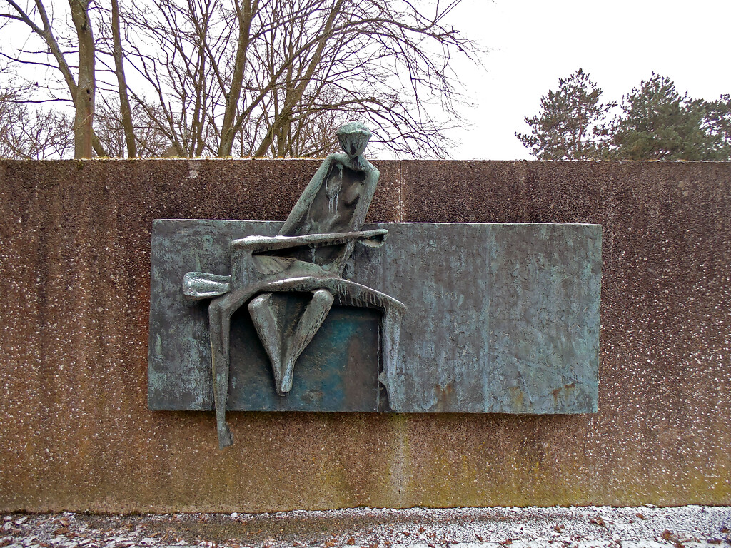 Die von Kurt Lehman Anfang der 1960er Jahre geschaffene Skulptur "Mutter mit totem Sohn" im Stil einer christlichen Pietà im Eingangsbereich zum Gräberfeld für deutsche und ausländische Opfer des Nationalsozialismus auf dem Westfriedhof in Köln-Vogelsang (2021).