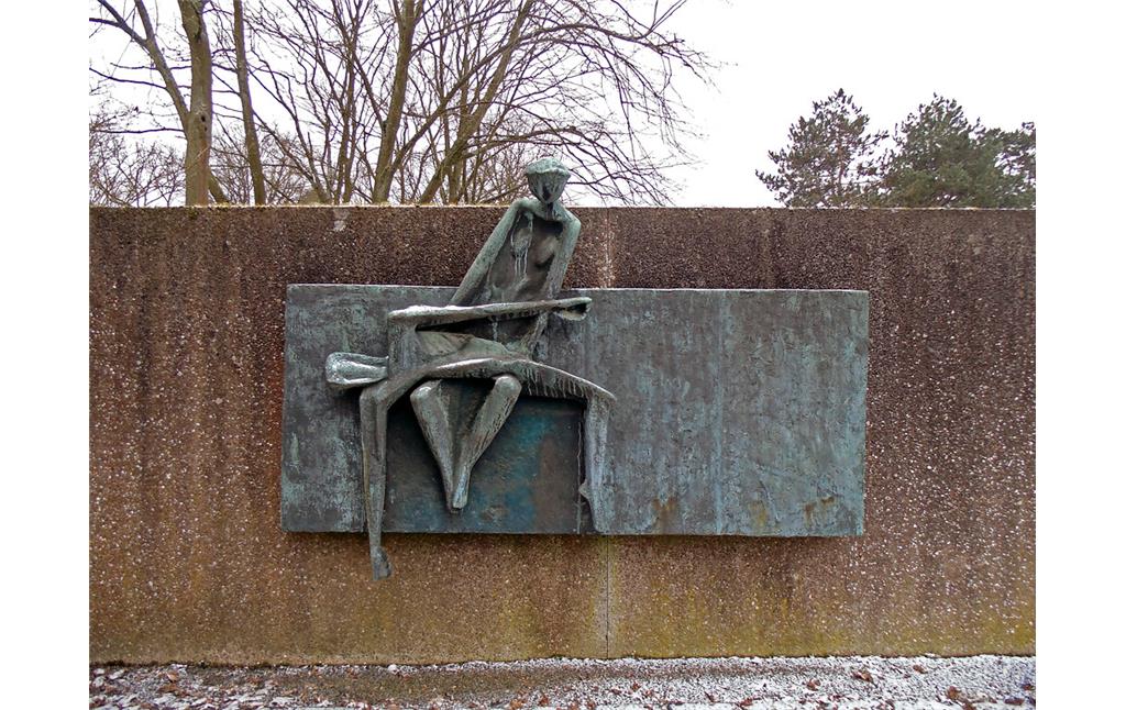 Die von Kurt Lehman Anfang der 1960er Jahre geschaffene Skulptur "Mutter mit totem Sohn" im Stil einer christlichen Pietà im Eingangsbereich zum Gräberfeld für deutsche und ausländische Opfer des Nationalsozialismus auf dem Westfriedhof in Köln-Vogelsang (2021).