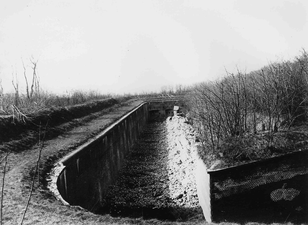 Historische Aufnahme des Frontgrabens von Fort IV im äußeren Kölner Grüngürtel vor der Schleifung 1920.