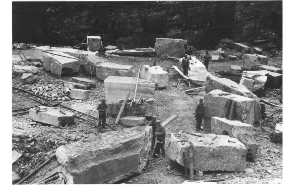 Historische Aufnahme eines Blocklagers im Steinbruch "Famosa S" in Schupbach