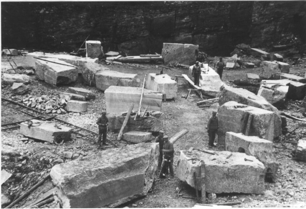Historische Aufnahme eines Blocklagers im Steinbruch "Famosa S" in Schupbach