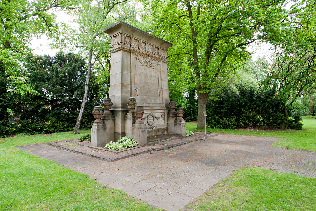 Ehrenmal auf dem Franzosenfriedhof in Friedrichsfeld (Voerde, 2014)