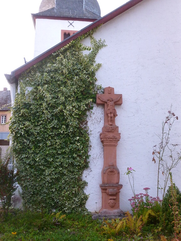 Prozessionskreuz an der katholischen Pfarrkirche in Schmidtheim (2014)