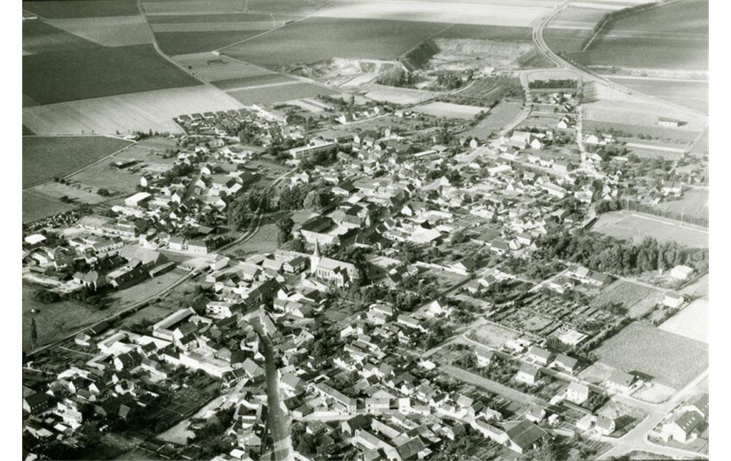 Erp von Süden 2; Luftbildaufnahme ca. 1970. Quelle: Archiv der Stadt Erftstadt (StAEft), Best. E 01 (Bildarchiv: Erp).