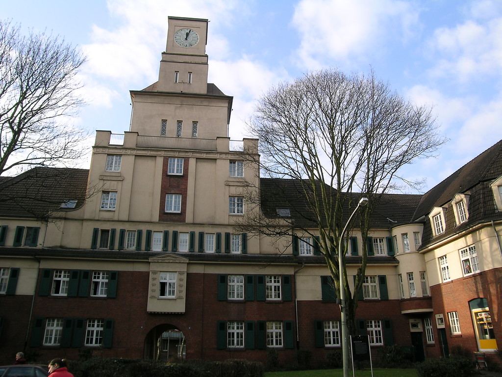 Uhrenturm als Zentrum der Siedlung Hüttenheim I in Duisburg (2005)