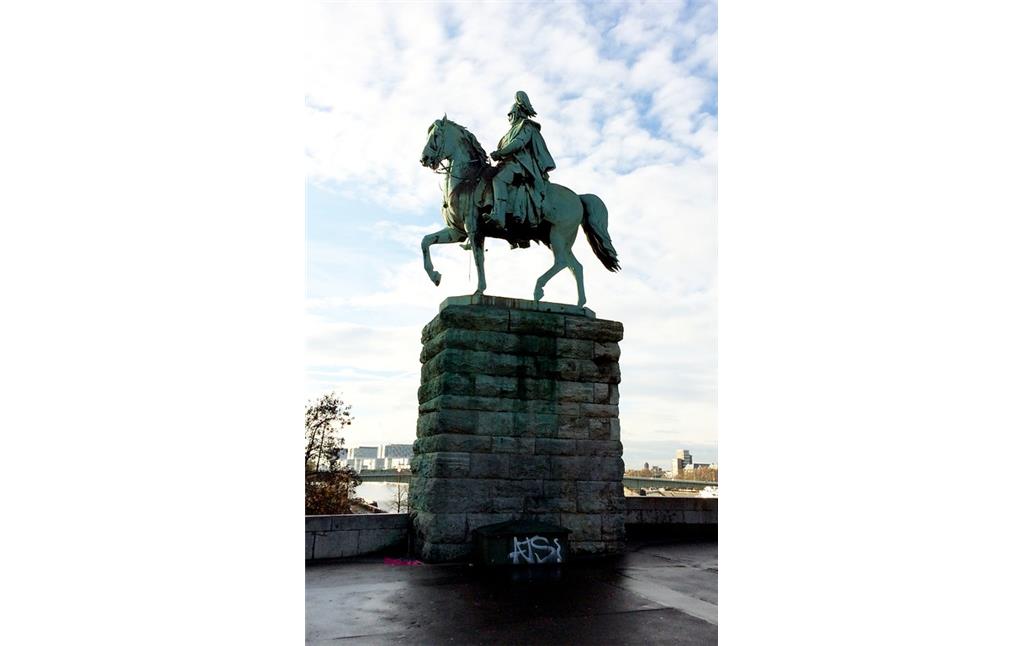 Reiterstandbild von Wilhelm I. an der Hohenzollernbrücke in Köln-Deutz in der Seitenansicht