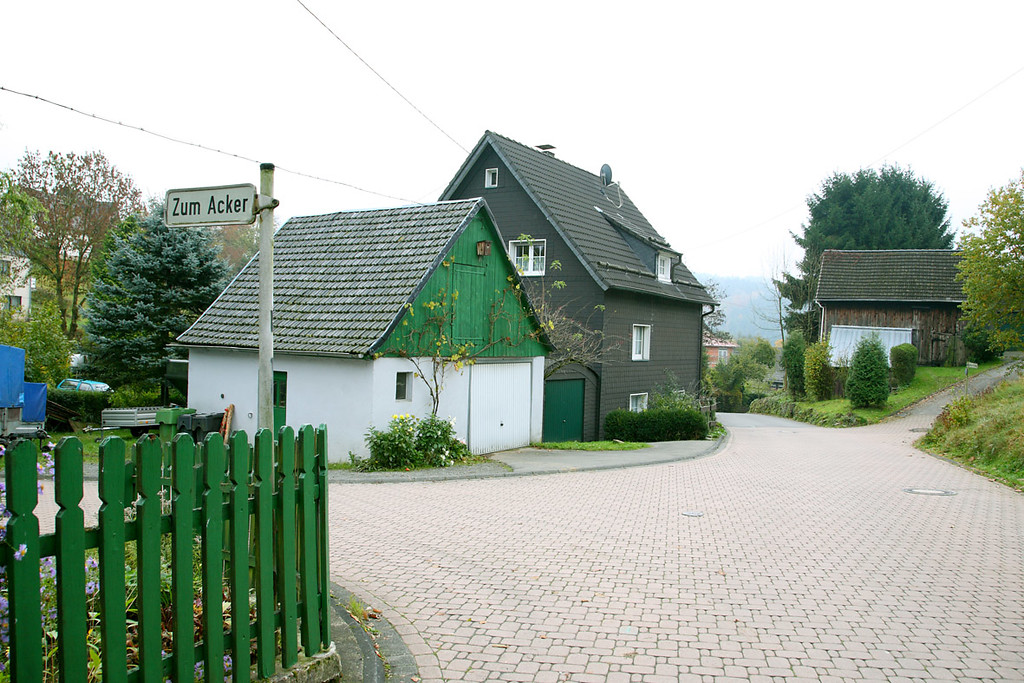 Verschiefertes historisches Wohnhaus mit Wirtschaftsgebäude an der Straßenkreuzung Zum Acker / Dorfstraße in Jedinghagen (2008)