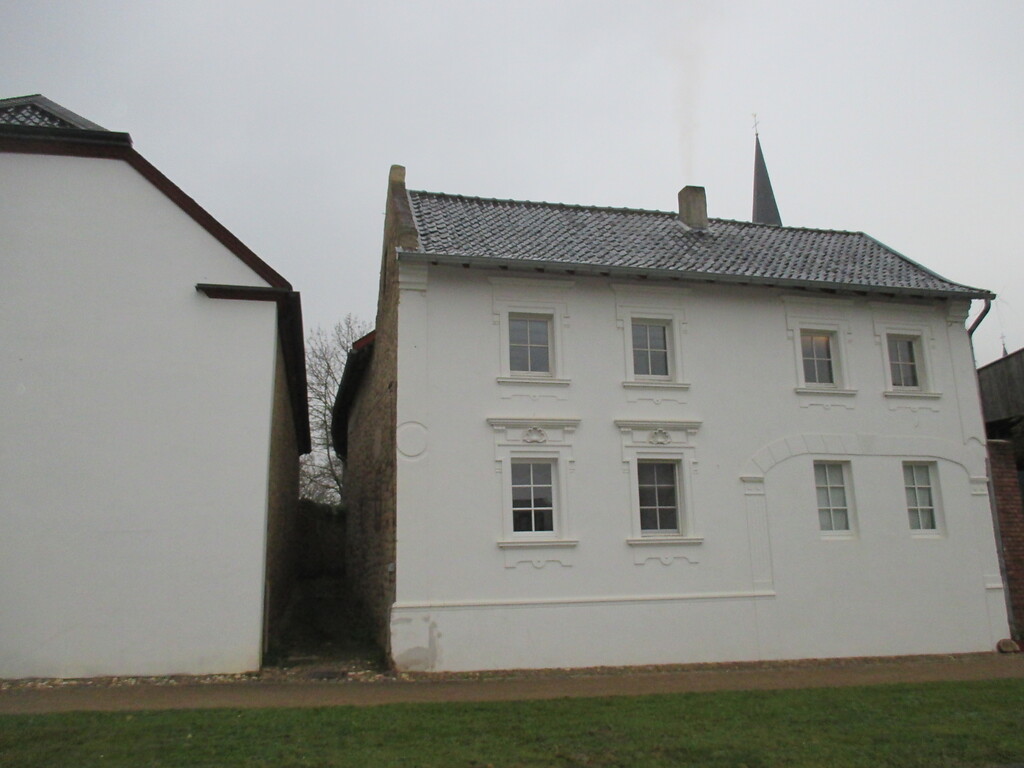 Neben dem giebelständigen Gebäudeteil des Haus Piedmont befindet sich ein Bruchsteinhaus mit weiß gestrichener Jugendstilfassade. (2014)