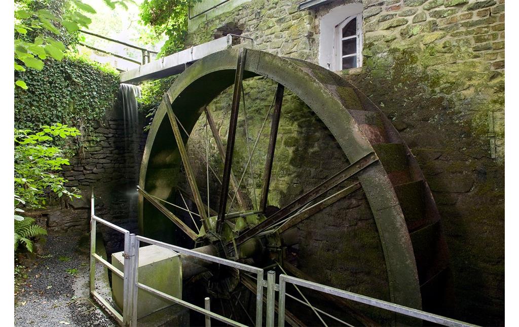 Bedorfer Mühle - oberschlächtiges Wasserrad mit Zulaufrinne