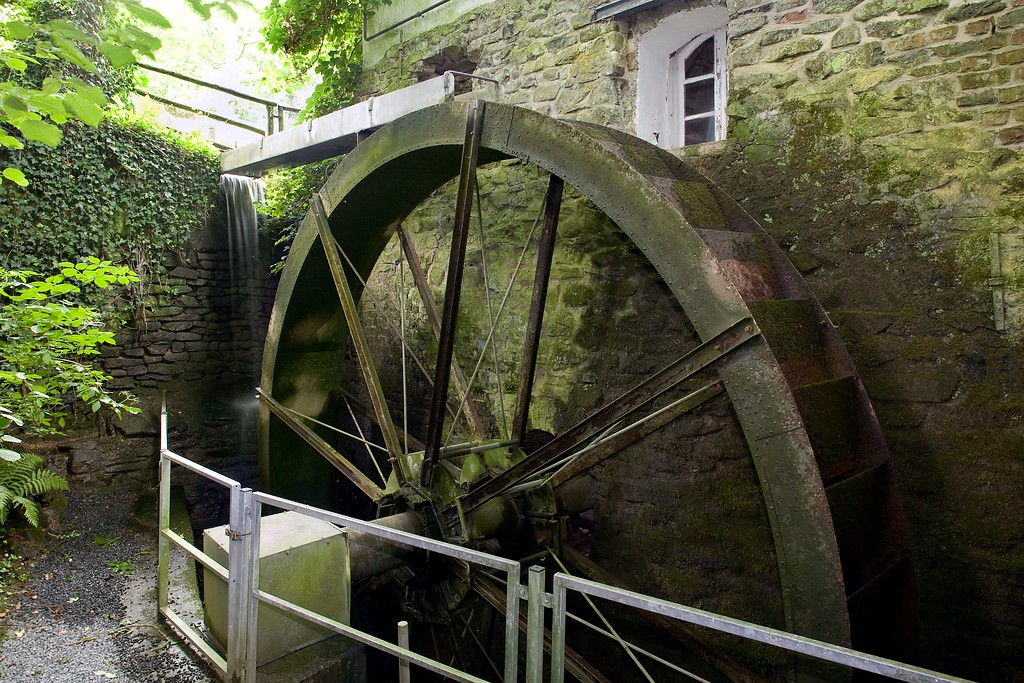 Bedorfer Mühle - oberschlächtiges Wasserrad mit Zulaufrinne