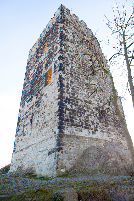 Der Bergfried der Burgruine Drachenfels in Königswinter (2015)