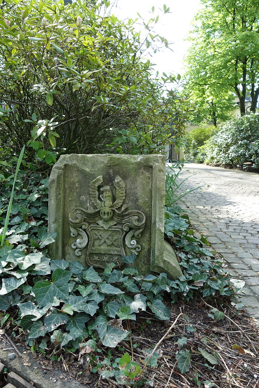 Der historische Wappenstein steht am Eingang zum Igeler Hof (2017)