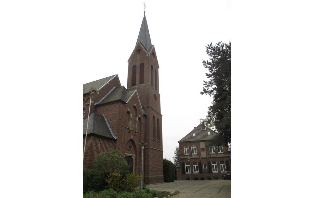 Katholische Pfarrkirche St. Laurentius und Pfarrhaus in Müggenhausen (2015)
