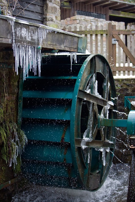 Das außenliegende Wasserrad des Oelchenshammers im Winter 2009