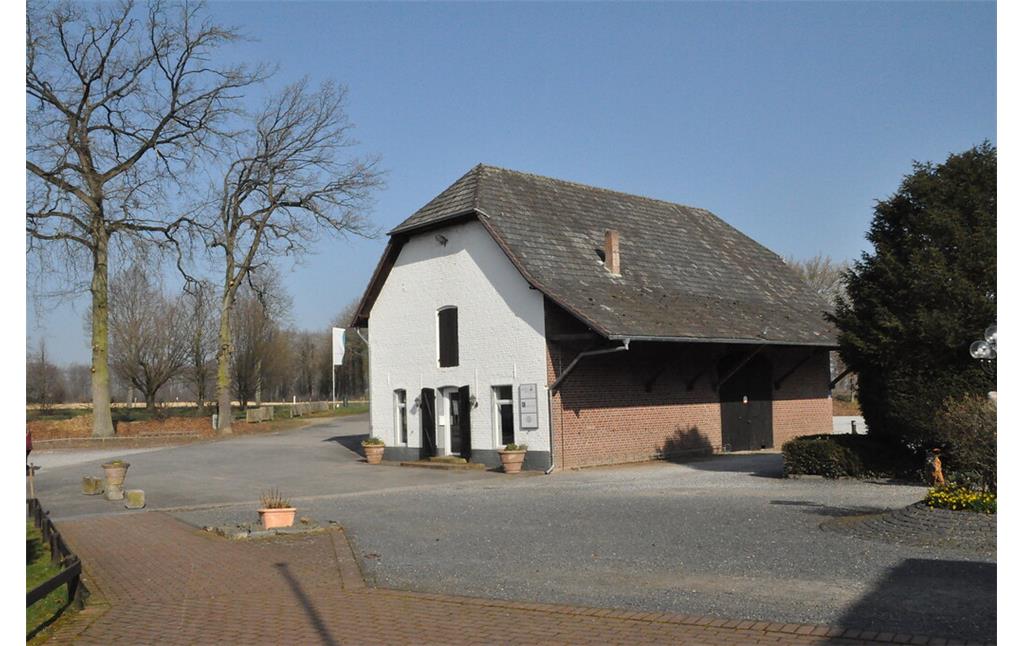 Die aus Backsteinen errichtete Scheune gehört zur Tüschenbroicher Mühle (2021)