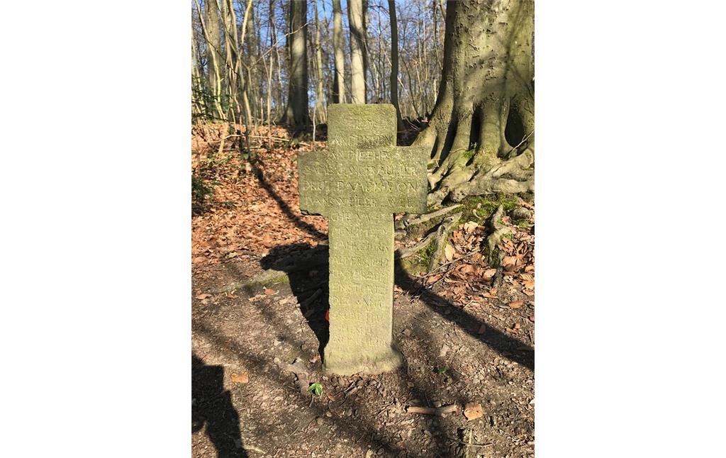 Gedenkkreuz der 1849 in den Sandgruben tödlich verunglückten Gerdrut Damen im Königsdorfer Wald (2020)