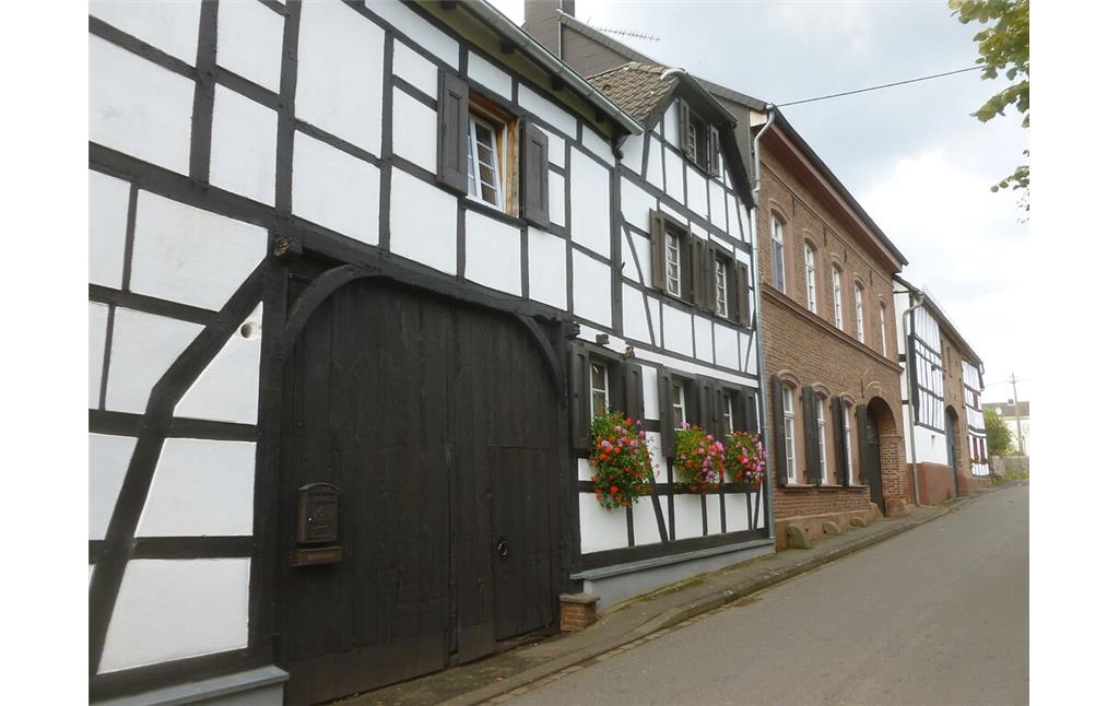 Häuserzeile in Lückerath - teils aus Fachwerk, teils aus Backstein - mit großen Hoftoren (2014)