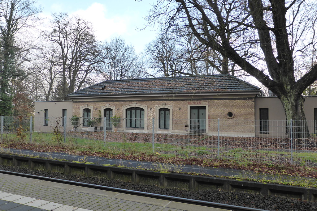 Trafohaus am Kaiserbahnhof Kierberg in Brühl mit beidseitigen modernen Anbauten