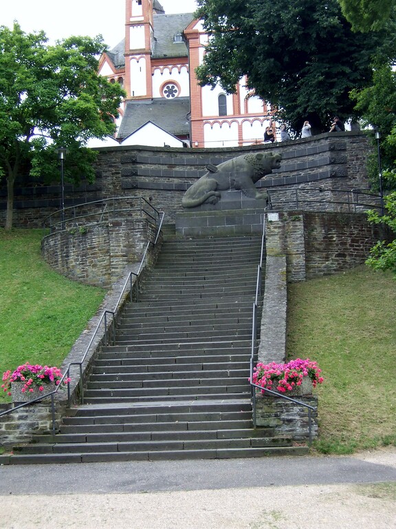 Treppenanlage mit dem Kriegerdenkmal unterhalb der Katholischen Pfarrkirche Sankt Peter in Sinzig (2013)
