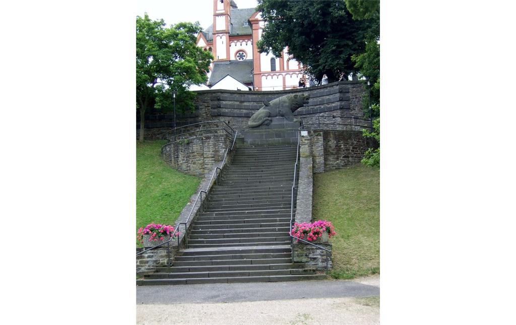 Treppenanlage mit dem Kriegerdenkmal unterhalb der Katholischen Pfarrkirche Sankt Peter in Sinzig (2013)