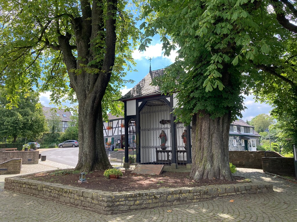 Naturdenkmal Zwei Rosskastanien an der katholischen Kirche in Herkenrath (2020)