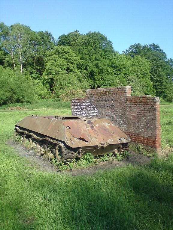 Ein Panzerwrack, welches zu Übungszwecken von den auf dem Standortübungsplatz Brander Wald zwischen Aachen-Brand und Stolberg-Münsterbusch stationierten Streitkräften aufgestellt wurde (2010).