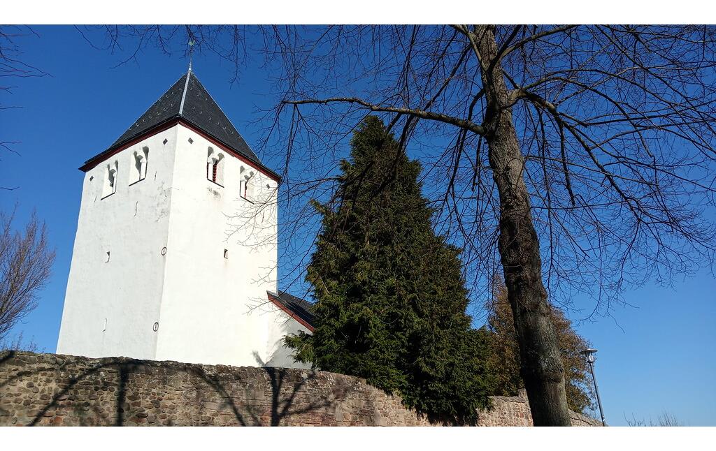 Turm der katholischen Pfarrkirche St. Johannes Baptist in Mechernich (2022)