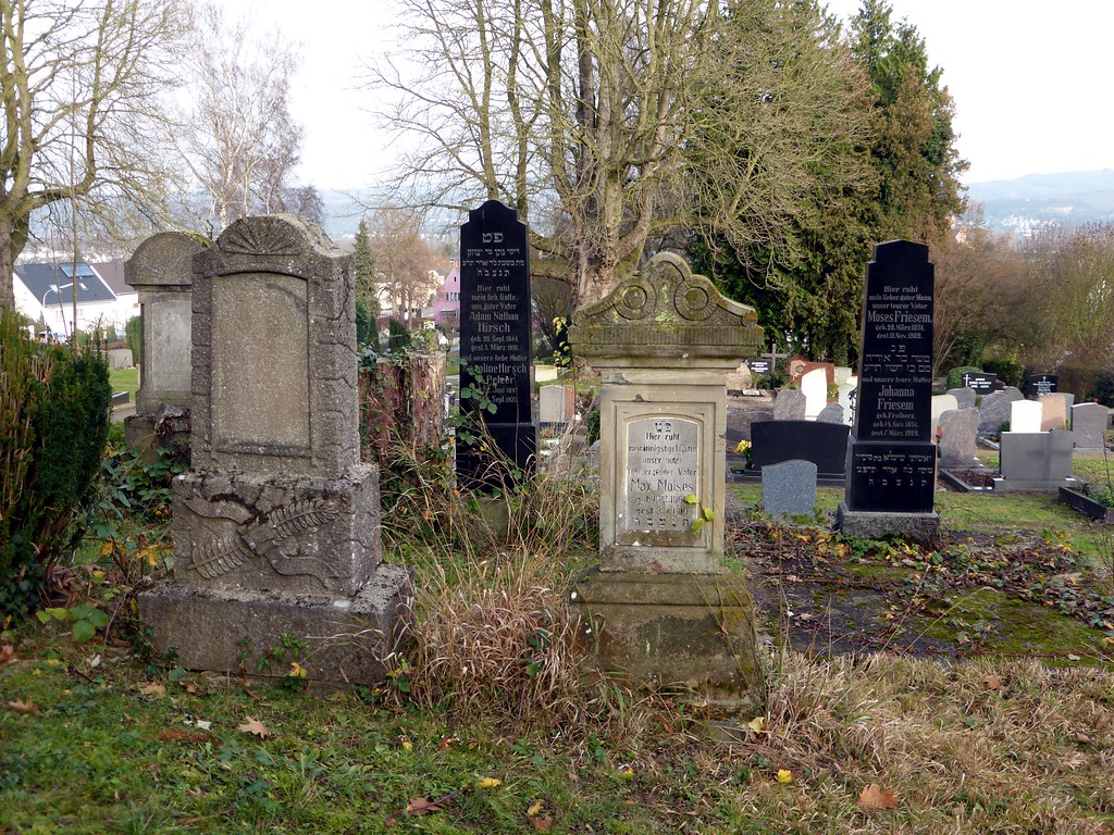 Grabstätten auf dem neuen jüdischen Friedhof Sinzig, einem Teil des Kommualfriedhofs (2015).