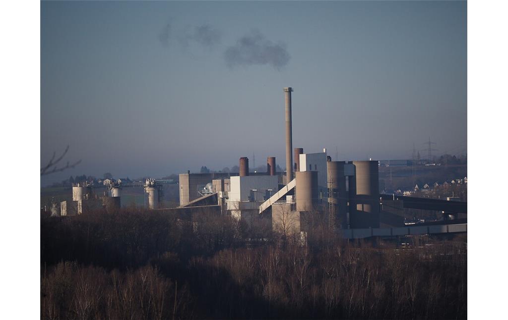 Blick von Süden auf das Kalkwerk der Lhoist Rheinkalk GmbH, Flandersbach (2021)