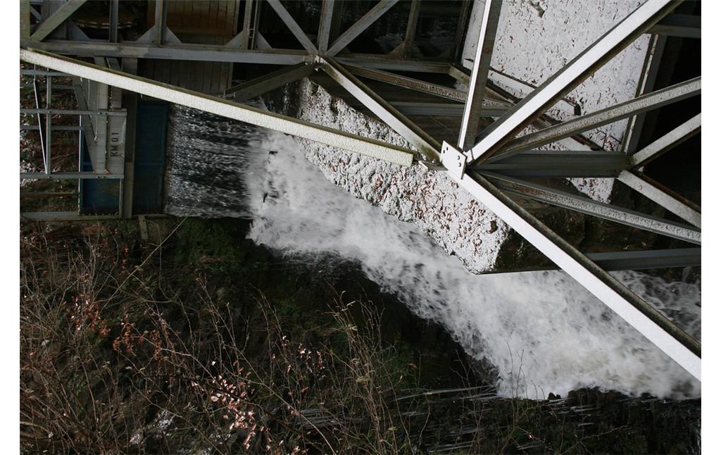 Bei gezogenem Freischütz stürzt das Wasser in das Umgehungsgerinne (2013).