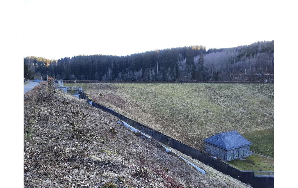 Staudamm der Perlenbachtalsperre (2022)