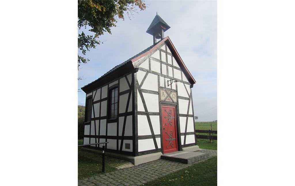 Kapelle in Fachwerkbauweise mit roter Eingangstür in Klein-Villip (2014)