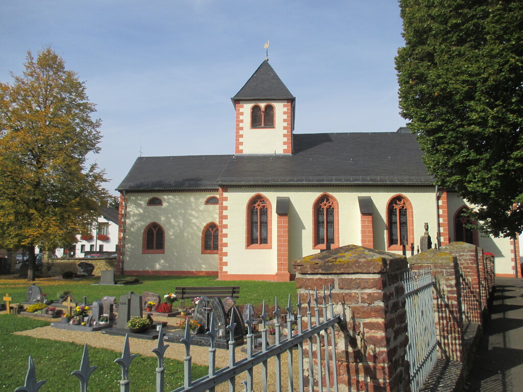 Kirche St. Kunibert mit Friedhof in Sinzenich (2015)