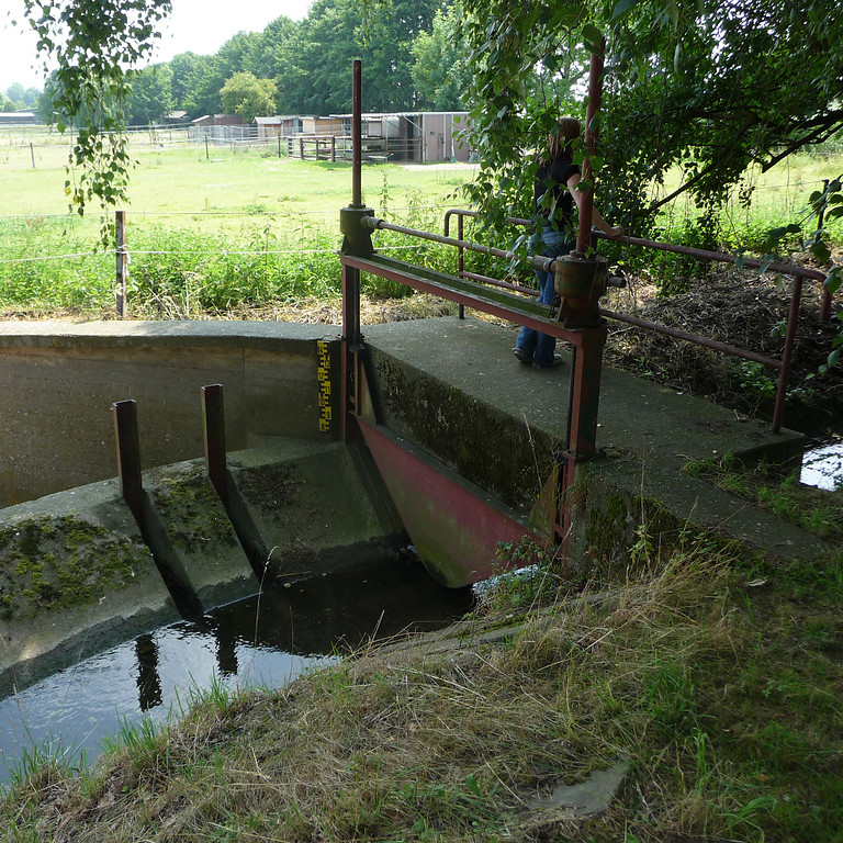 Abbildung 4: Einlaufbauwerk mit gesichertem Schütz für die ständige Bachwasserumleitung (2009)