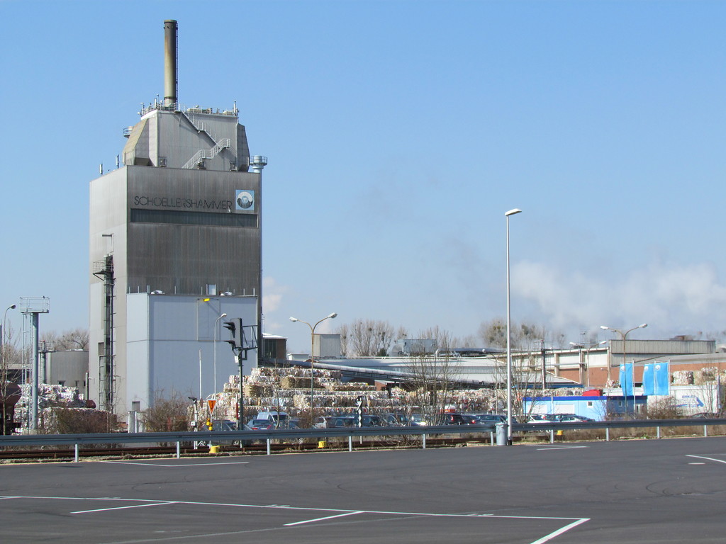 Der hohe Fabrikturm der Papierfabrik Schoellershammer dominiert das Industriegebiet im Dürener Stadtteil Krauthausen