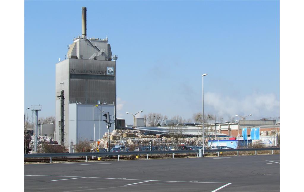 Der hohe Fabrikturm der Papierfabrik Schoellershammer dominiert das Industriegebiet im Dürener Stadtteil Krauthausen