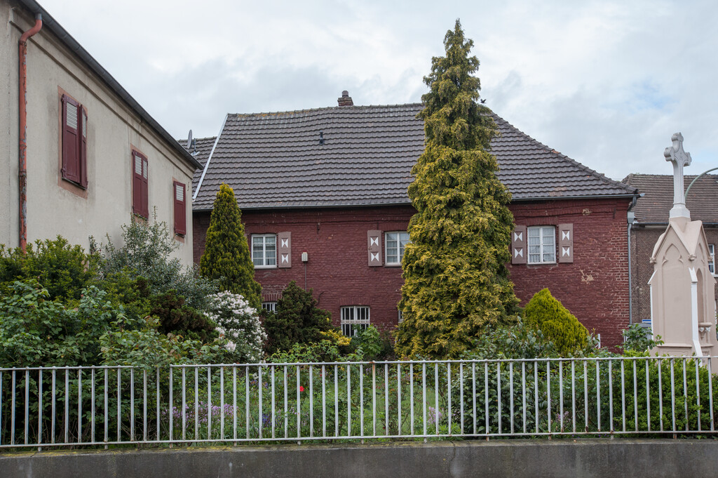Vierseitige Hofanlage mit Wohnhaus und Tordurchfahrt - Keyenberger Markt 11 und 11a in Erkelenz-Keyenberg (2019)