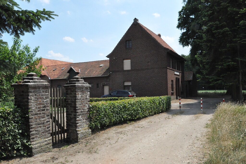 Zweigeschossiges, aus Backstein gemauertes Wohnhaus des Gitstapper Hofes mit Satteldach (2017)