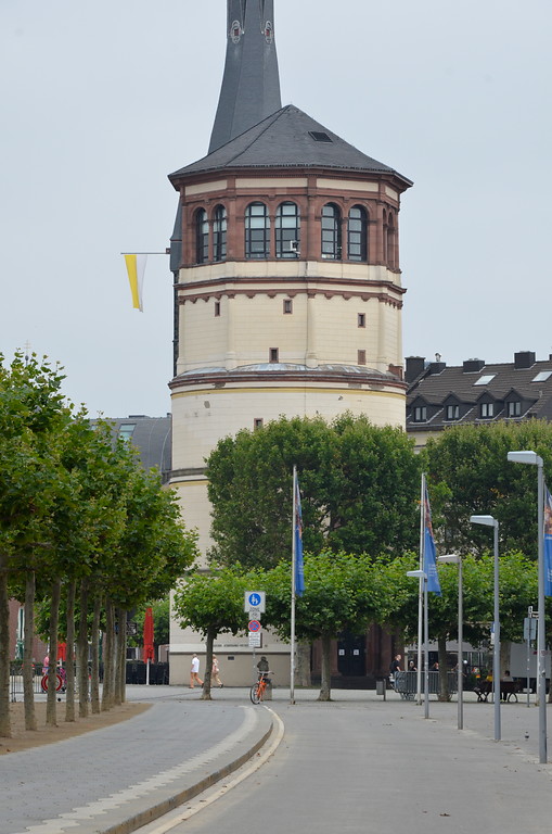 Rheinuferpromenade und im Hintergrund das Schifffahrtsmuseum (ehemaliger Schlossturm) auf dem Burgplatz in Düsseldorf (2014).
